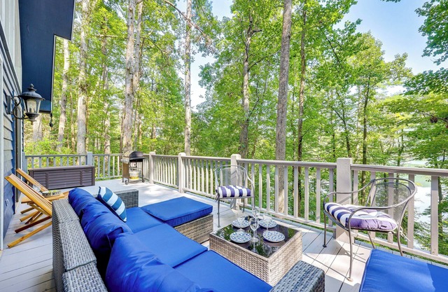 Lakefront Murphy Getaway w/Deck, Dock & Kayaks!