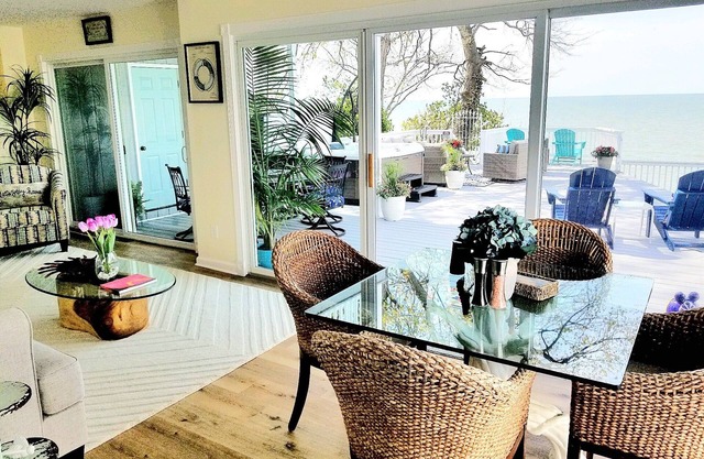 Lakefront Oasis Retreat Private Beach-Hot Tub-Pet Friendly-3 Bd/2 B-King Suite