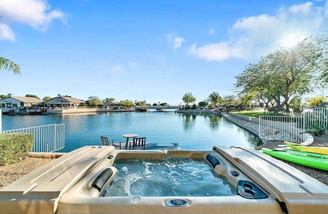 Lakefront Oasis, HotTub, Kayaks, Game Room