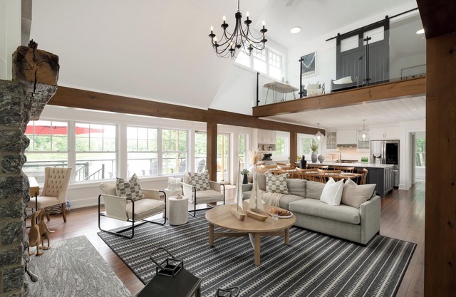 Lakefront Paradise: Modern Comfort & Stunning View