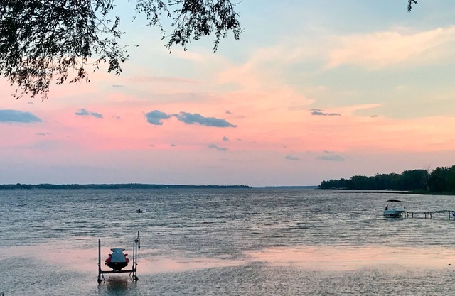 Lakefront Paradise w/beach,dock,kayaks,fun,peace