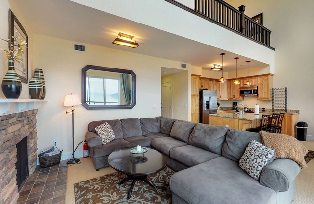 Lakefront penthouse w/views of the lake & shared dock/pool/hot tub