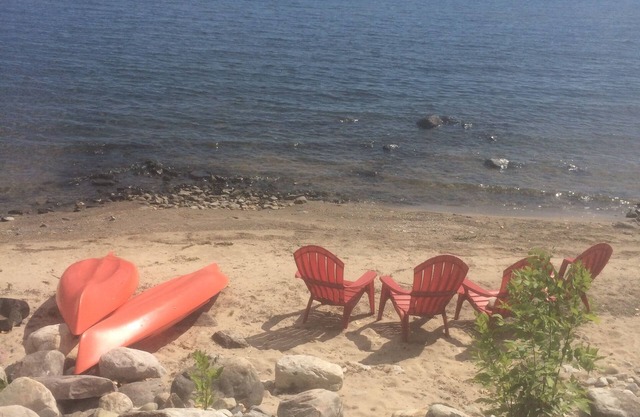 Lakefront, private beach, dock, kayaks, Paddle Boat and pet friendly!