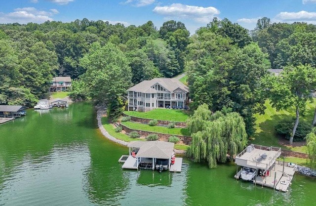 Lakefront, Private Dock, &Hot Tub