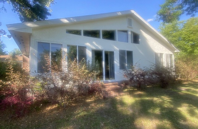 Lakefront Private Entry Entire Unit