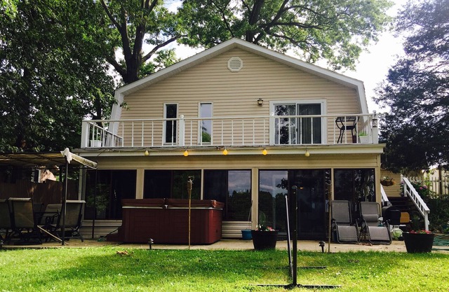Lakefront Property at Lake of Egypt Marion. Hot Tub/Wineries/Boating!