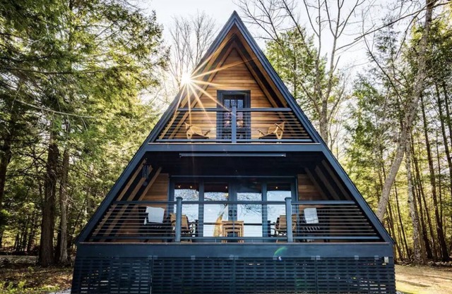 Lakefront Retreat: Pet-Friendly A-Frame with Modern Comforts