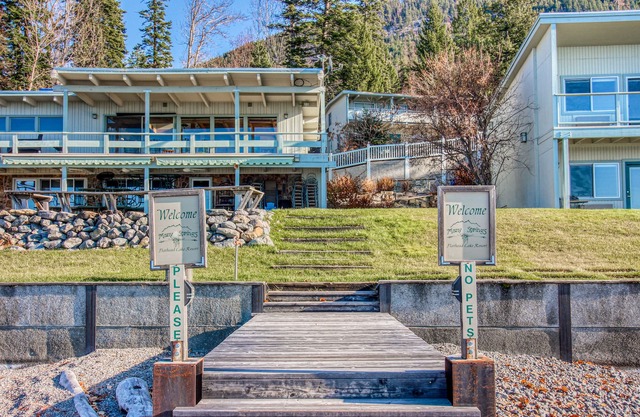 Lakefront studio on Flathead Lake with desk, shared yard & swimming docks