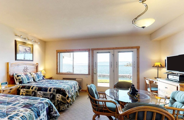 Lakefront studio with bay & mountain views, AC, docks for swimming & kayaking