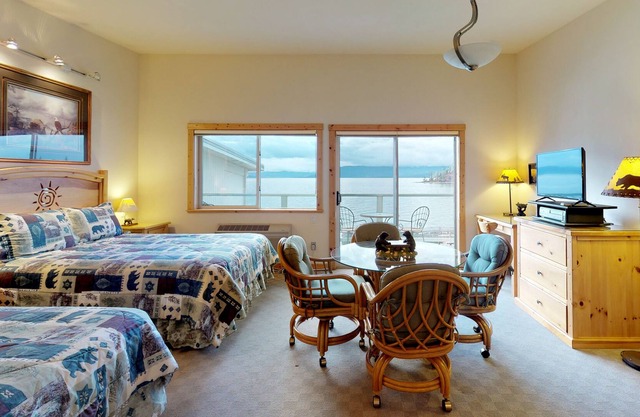 Lakefront studio with bay-view balcony, AC, docks for swimming & kayaking