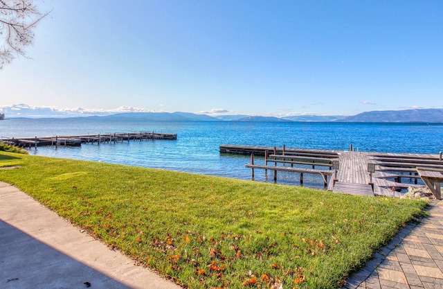 Lakefront studio with lake & mountain views, central AC & swimming dock
