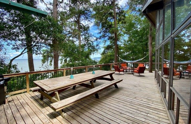 Lakefront “Treehouse”: Private Retreat in the Pines!