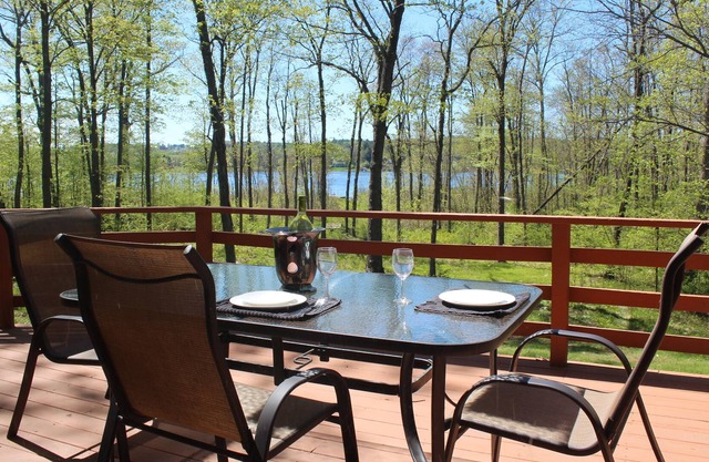 Lakefront vacation rental near Saratoga race track