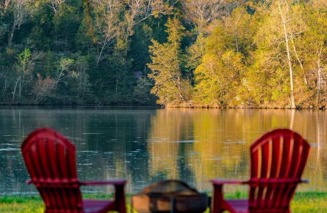 Lakefront! w/Kayaks, Hot Tub, Pool. Firepit, Park with Playground & Disc Golf.