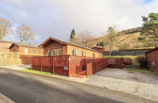 LAKELAND VIEW LODGE, pet friendly, with hot tub in Windermere