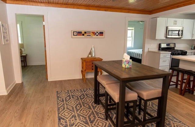 LakePointe Shores # 7 Welcoming 3-bedroom cottage in Madison on the Lake