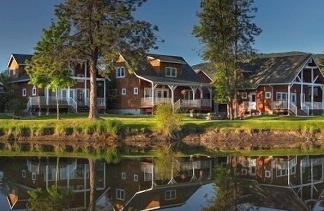 Lakeshore Retreat - 1 Bedroom and Loft 1 Bath Parkside Bungalow