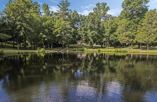 Lakeside, 2-Bedroom Cottage with Fire Pit in Dickson