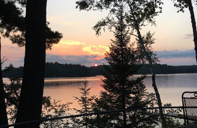 Lakeside 4 BR Family-Friendly House -Aspens- Rental boats/other cabins available