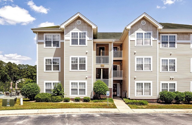 Lakeside Bliss – 3BR Condo with Stunning Views