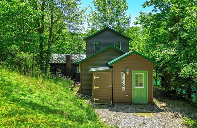 Lakeside Cabin | Fish Swim Kayak