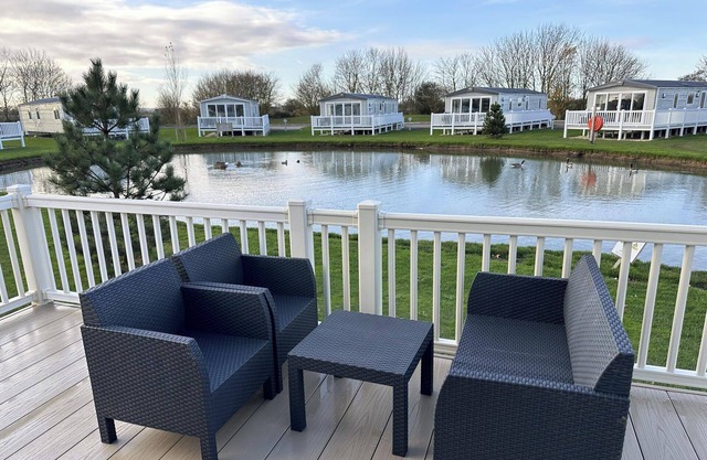 Lakeside Caravan Sleeps 8 - Wifi, Parking, Views