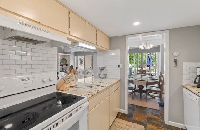 Lakeside Condo Retreat in Horseshoe Bay