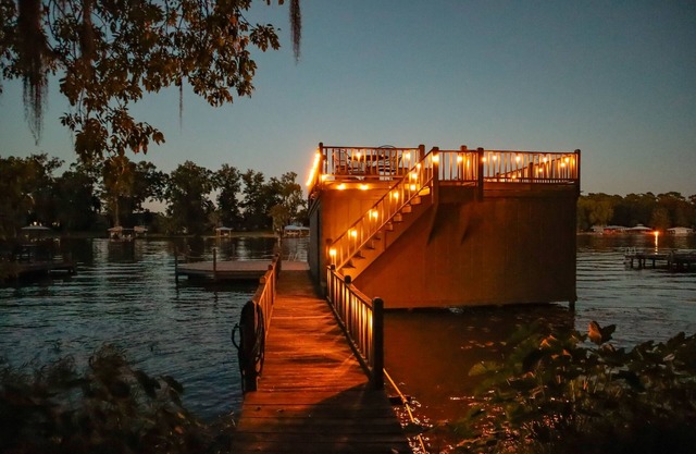 Lakeside cottage with dock access, hammock, updated interior, W/D, and AC