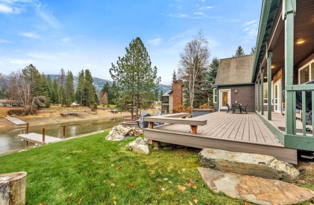 Lakeside Escape Waterfront w/Hot Tub + MTN Views!