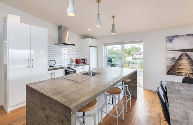 Lakeside Gem | Stylish with Great Lake Views