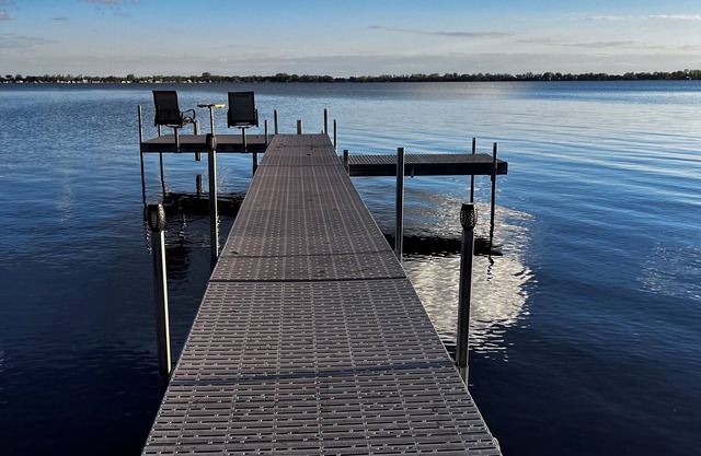 Lakeside Getaway on Lake Madison. Hot tub with a view of the lake!