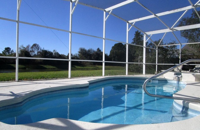 'Lakeside Haven' Fantastic South Facing Pool, Spa and Stunning Lakeside Views.