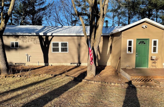 LAKESIDE LOOKOUT: Experience stunning views, Endless Shorline, Family Retreat.