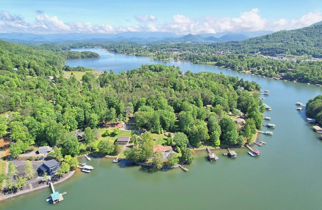 Lakeside Lounge By Chatuge Home Concierge Lake front, hot tub, firepit, private dock with boat slip