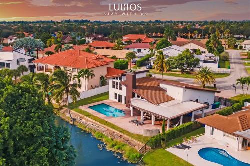 Lakeside Oasis Pool Sauna and Golf in Miami L40