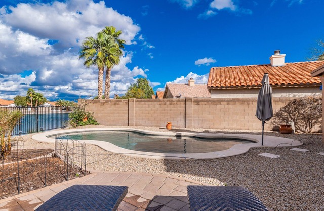 Lakeside & Pool Near All The Fun