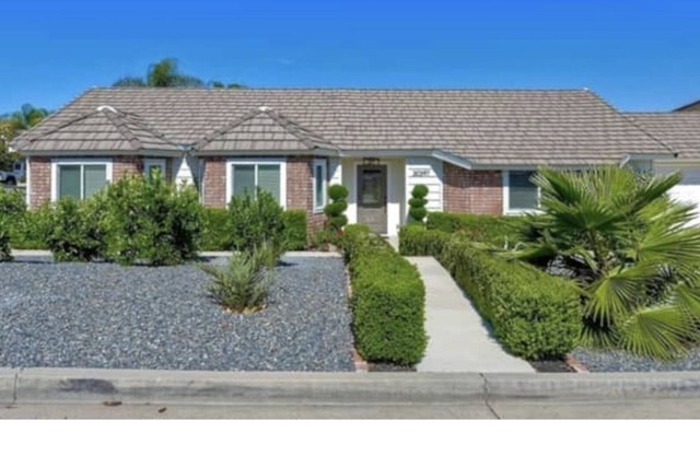 Lakeside retreat with jacuzzi