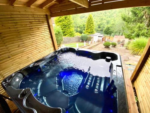 Lakeside View With Hot Tub