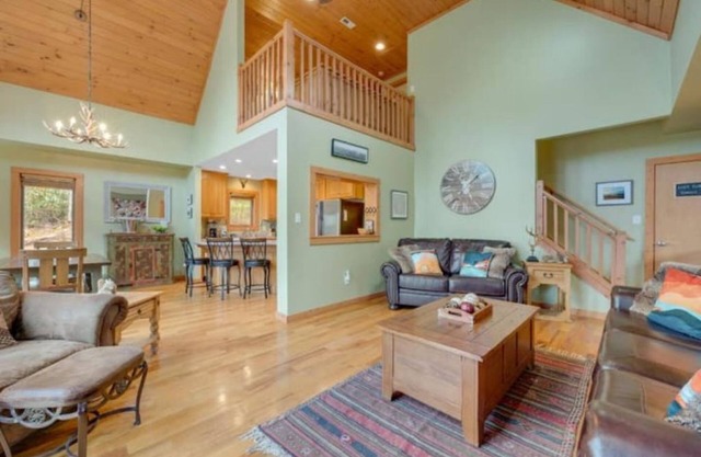 Lakeside w/hot tub, porch, pool table, fireplace, 2 king suites 1mile to resort