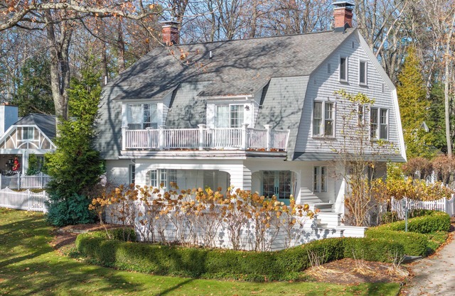 Lakeview Bliss: 4 BR, 4.5 BA in Harbor Springs, Sleeps 8