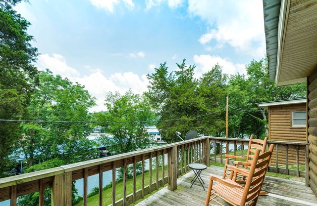 Lakeview Cabin at Marina on Dale Hollow Lake near Standing Stone State Park