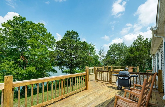 Lakeview Cabin at Marina on Dale Hollow Lake near Standing Stone State Park