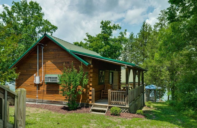 Lakeview Cabin at Marina on Dale Hollow Lake near Standing Stone State Park