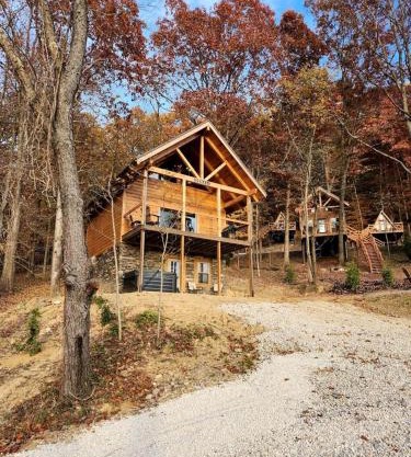Lakeview Cabin Perfect for Groups with Hot-Tub in Ohio