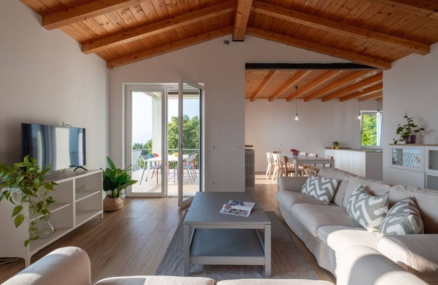 Lakeview Villa with BBQ area