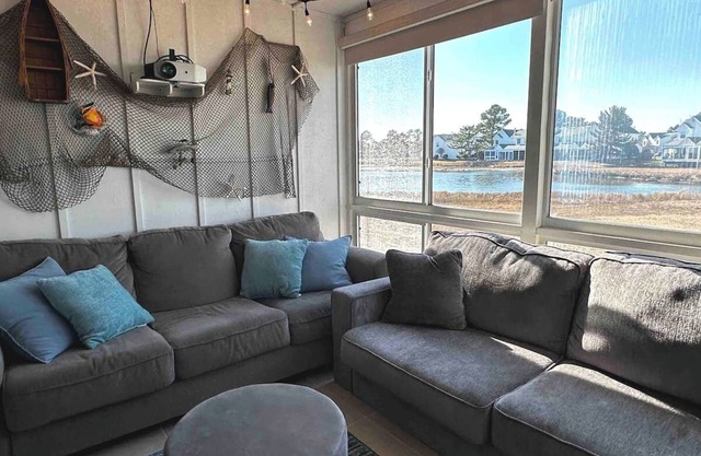 Lakeview Luxe 2BR Townhouse- Movie Nights, Popcorn Dreams & Ocean City Vibes