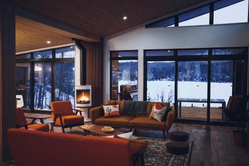 Lakeview Mid Century Luxury Cottage