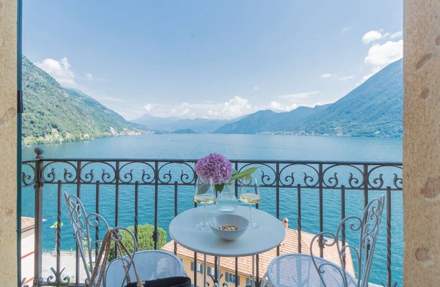 Lakeview Paradise - Two Bedroom Apartment, Sleeps 4