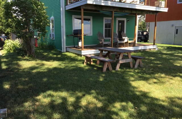 Lakeview Terrace 2 Bedroom With Magic Backyard, No Dogs