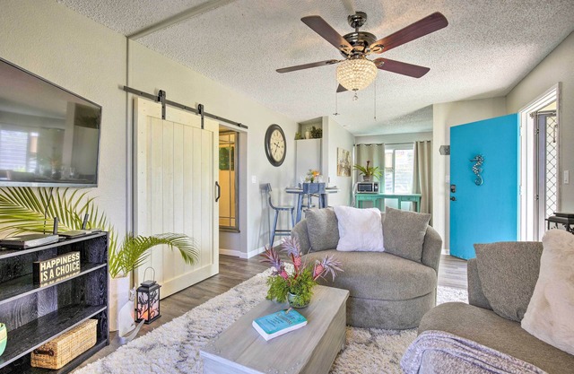 Lanai & Community Pool Access: Sunny Central Condo